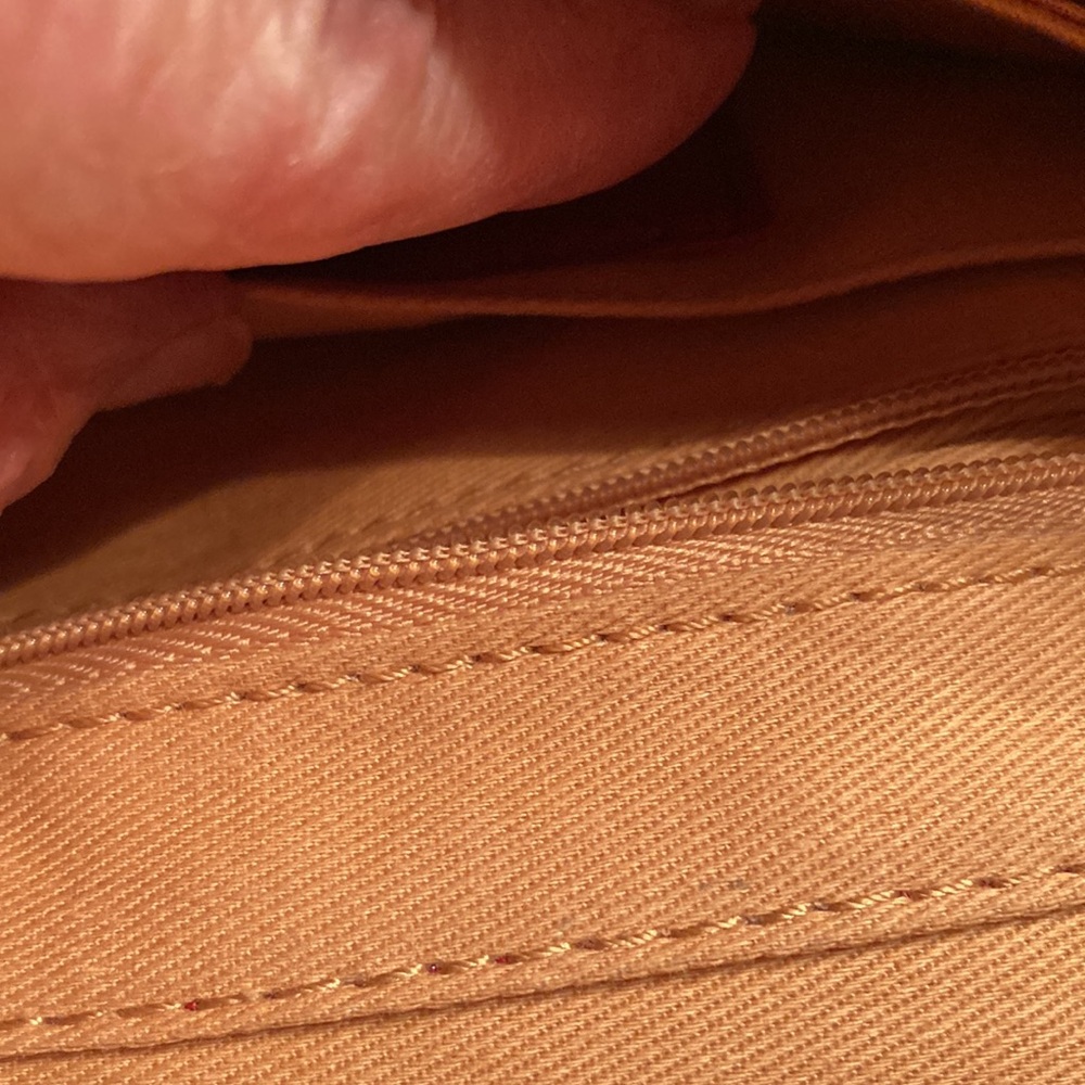 Elegant Red LeatherHobo Crossbody Bag - Picture 15 of 15